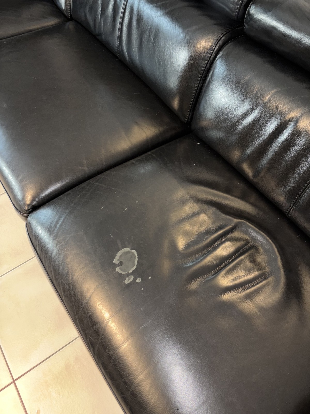 Rénovation de canapé en cuir avec réparation de couture abîmée à Lyon 69 Rhône-Alpes