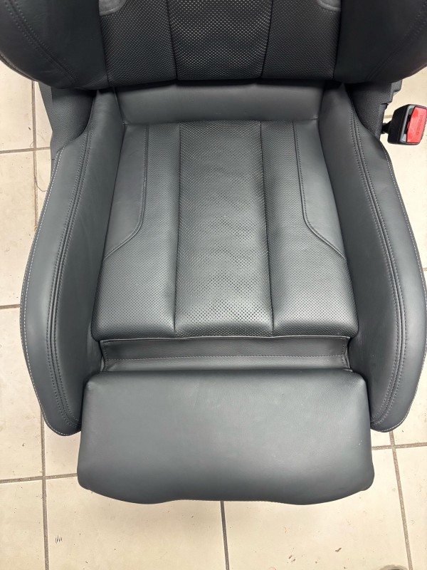 Réparation couture fil air bag sur siege voiture BMW M4 accidenté à Villeurbanne