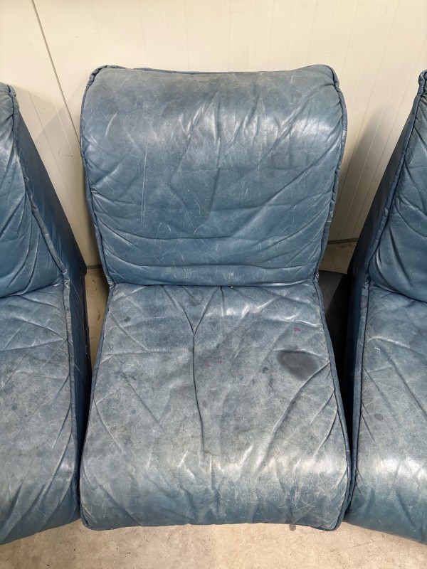 Rénovation d’un canapé en cuir bleu : redonner vie sans remplacer 