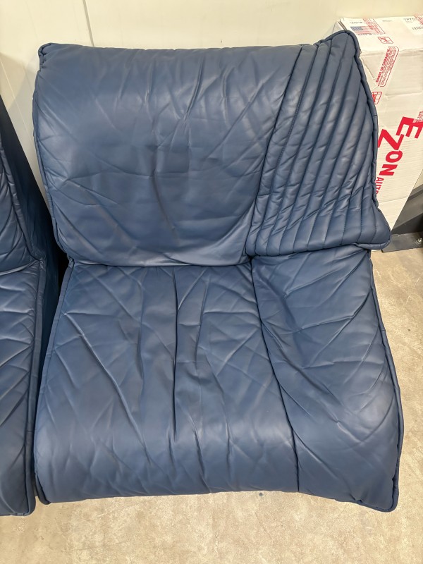 Rénovation d’un canapé en cuir bleu : redonner vie sans remplacer 