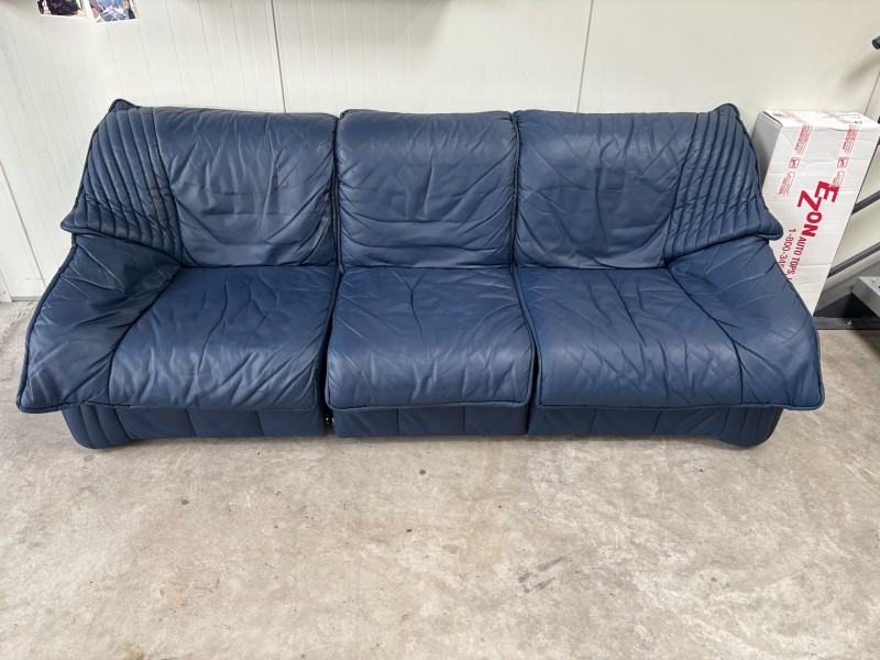 Rénovation d’un canapé en cuir bleu : redonner vie sans remplacer 