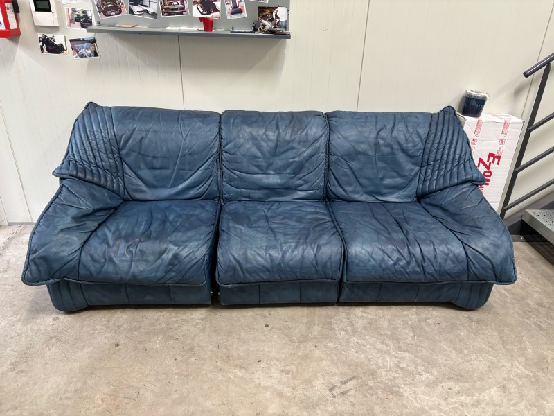 Rénovation d’un canapé en cuir bleu : redonner vie sans remplacer 
