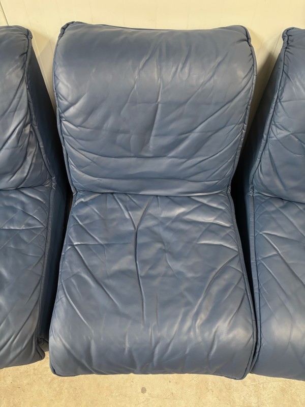 Rénovation d’un canapé en cuir bleu : redonner vie sans remplacer 