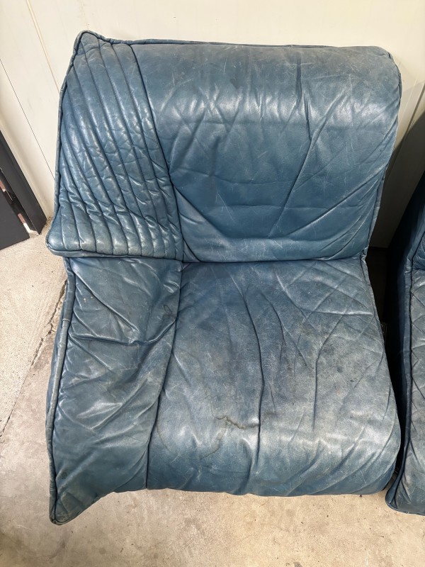 Rénovation d’un canapé en cuir bleu : redonner vie sans remplacer 