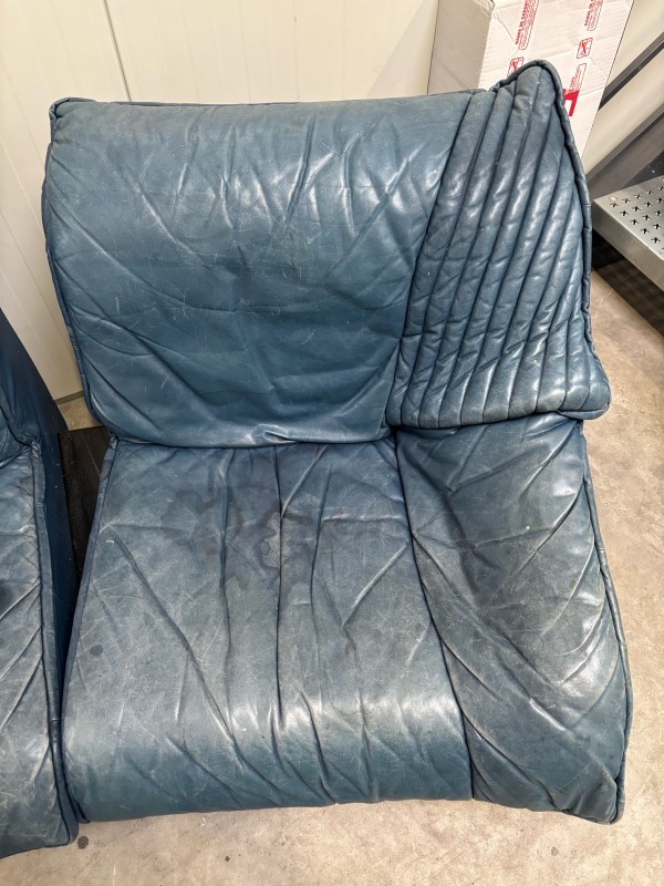 Rénovation d’un canapé en cuir bleu : redonner vie sans remplacer 
