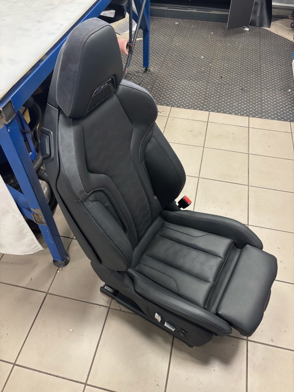 Réparation couture fil air bag sur siege voiture BMW M4 accidenté à Villeurbanne