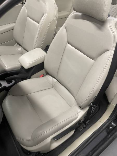 Rénovation complète de sièges en cuir crème d’une SAAB cabriolet 9-3 avant vente à Lyon
